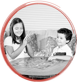 Crianças com tabuleiro sobre mesa